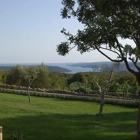 Biljana, Comfort & Scenic Beauty With Access To Two Shared Pools *